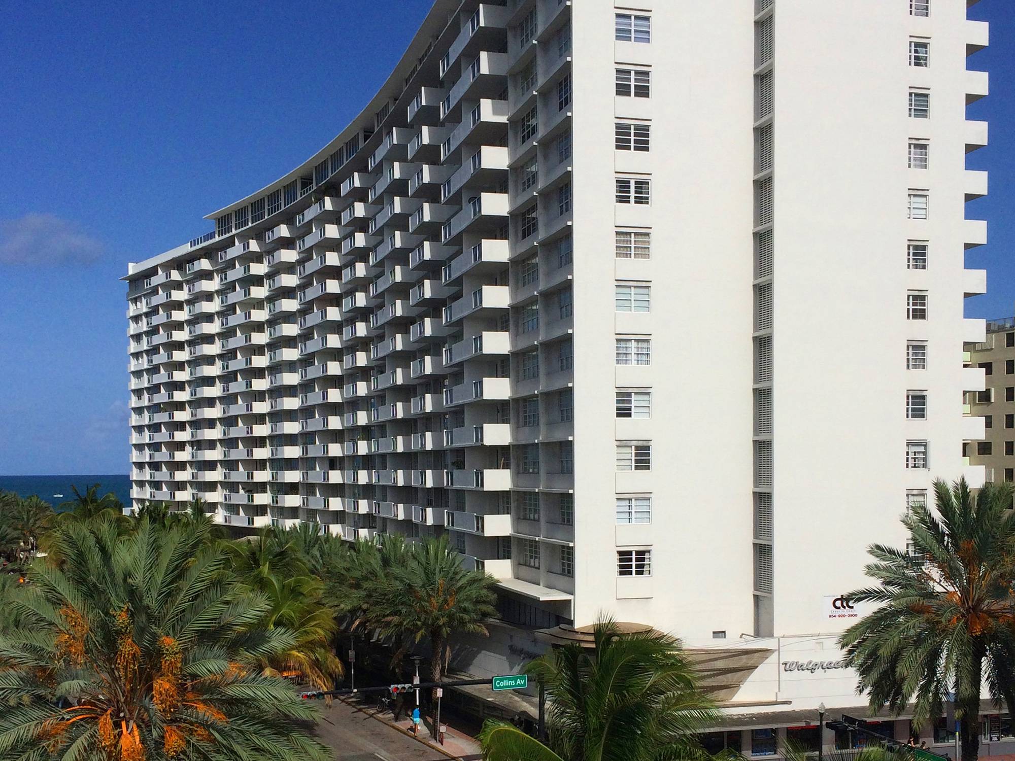 outside view of Decoplage and the beach