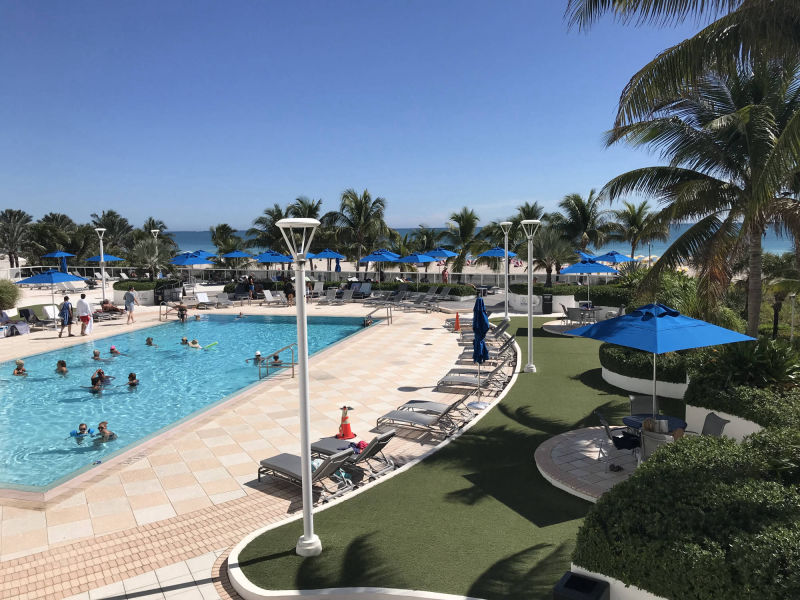 Decoplage pool with ocean in the background